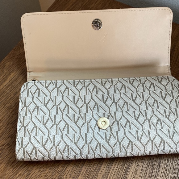 Marc New York EUC Logo Full-Size Wallet, Tan & Gold, Card & Coin Holder - Picture 6 of 13